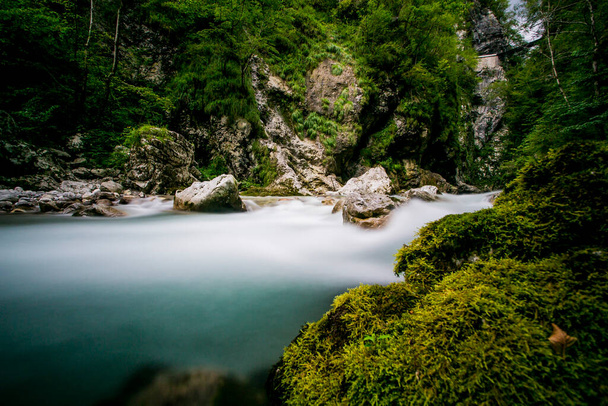 El río verde Soca en medio del parque nacional de triglav, Eslovenia - Foto, Imagen