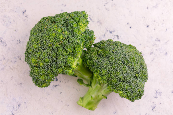 Beyaz desenli arka planda brokoli. Yukarıdan görüntüle. - Fotoğraf, Görsel