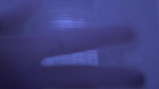 Şeffaf, seyrek beyaz kumaşın yakın görüntüsü. Dışarıdan gelen ışığa karşı perdenin hareket görüntüsü. - Video, Çekim