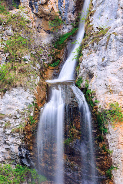 vista detallada de la cascada de Dalbina, Vanatarile Ponorului - Foto, Imagen