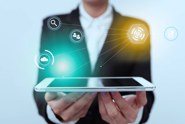 Lady in uniform staande touchpad met twee handen tonen futuristische interface. vrouw in pak dragen tablet weergeven moderne virtuele technologie. - Foto, afbeelding
