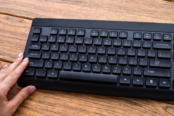 Hände, die auf Computertastaturtasten zeigen, schreiben neue Ideen. Finger tippen mit drahtloser Notebook-Tastatur frische Gedanken ein. - Foto, Bild