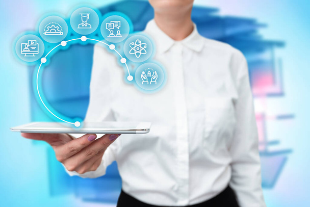 Lady In uniform Standing Holding Tablet in Hand представляє віртуальні сучасні технології. бізнес жінка носить вкладку вказуючи на нові футуристичні технології
. - Фото, зображення