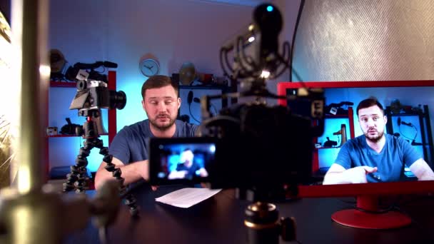 Blogger nadaje w studiu wideo z kamer i profesjonalnego oświetlenia - Materiał filmowy, wideo