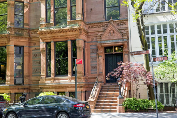 Nueva York, NY, Estados Unidos - 10 de julio de 2021: Encantadoras residencias antiguas de piedra rojiza en el barrio de Gramercy Park de Manhattan - Foto, imagen