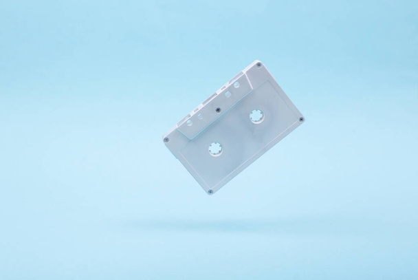 Levitující bílá kazeta na modrém pozadí. 3D fotka. Minimalistická zátiší. Tvůrčí uspořádání. Pojetí umění - Fotografie, Obrázek
