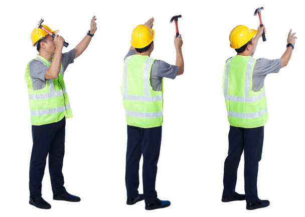 Коллаж полная длина Фигура 50-х годов 60-х Азиатский пожилой мужчина инженер-строитель носить защитный жилет жесткие шляпы инструменты. Старший мужчина ударил гвоздь с молотком на белом фоне изолированы - Фото, изображение