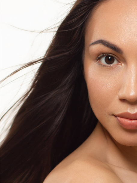 Close-up portrait of a beauty woman with full lips, straight hair and perfectly clean skin. Daytime makeup, styling and soft care. Skin care in the spa salon or cosmetology, smooth eyebrows - Foto, imagen