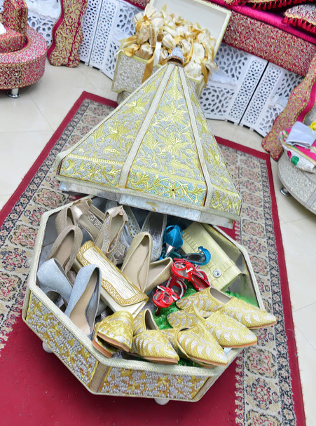 Marokkanische Tyafer, traditionelle Geschenkbehälter für die Hochzeitszeremonie, dekoriert mit kunstvollen goldenen Stickereien. Marokkanische Henna. Marokkanische Hochzeitsgeschenke für die Braut - Foto, Bild