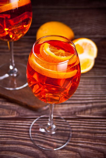 Aperol Spritz Italian cocktail alcoholic beverage with ice cubes and oranges. - Zdjęcie, obraz