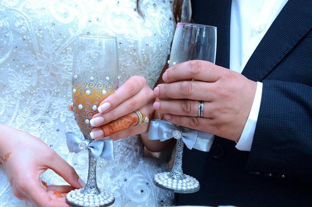 The groom and the bride are Moroccan. They raise toast to cups of juice  - Foto, imagen