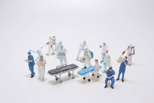 Mini figuur artsen en verpleegkundigen mini figuur evacuatie van geïnfecteerde patiënten - Foto, afbeelding