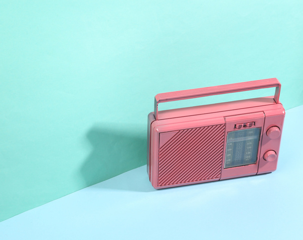 Różowy odbiornik radiowy fm na niebieskim tle z modnymi cieniami. Kreatywny układ. Minimalistyczna martwa natura - Zdjęcie, obraz