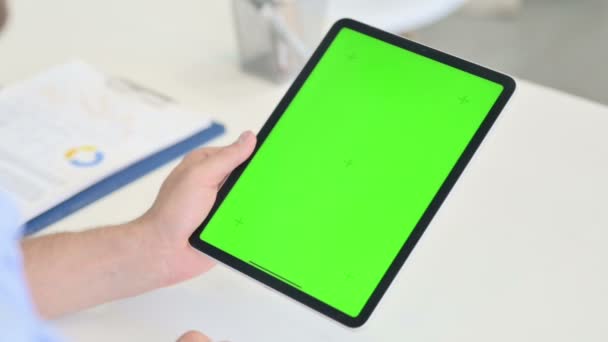 Korzystanie z tabletu cyfrowego z zielonym ekranem Chroma  - Materiał filmowy, wideo
