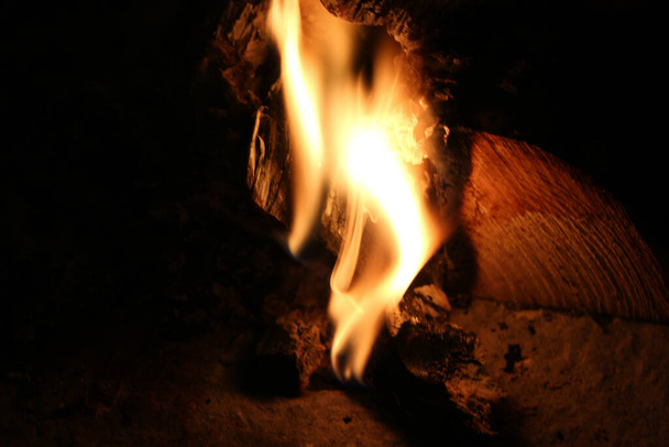 Теплый, сухой бревенчатый огонь в британском отеле медленно гаснет вечером. - Фото, изображение