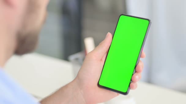 Использование смартфона с зеленым цветовым экраном  - Кадры, видео
