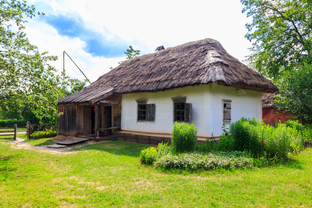 Древний традиционный украинский сельский дом в селе Пирогово (Пирогово) под Киевом, Украина - Фото, изображение
