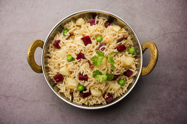Cékla rizs vagy pulao vagy pulav tálban vagy karahiban, szelektív fókusz. Indiai élelmiszer - Fotó, kép