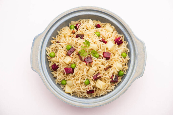 Rote-Bete-Reis oder pulao oder pulav serviert in einer Schüssel oder Karahi, selektiver Fokus. Indisches Essen - Foto, Bild
