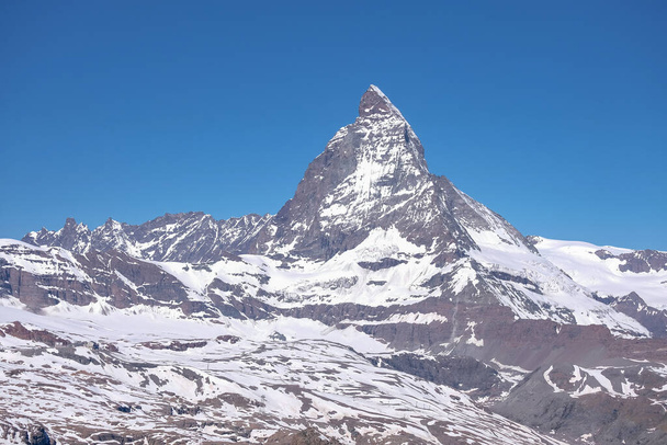 A hatalmas és gyönyörű Matterhorn csúcs kilátás Gornergrat, A híres és ikonikus svájci hegy az Alpokban, Zermatt, Valais, Svájc - Fotó, kép