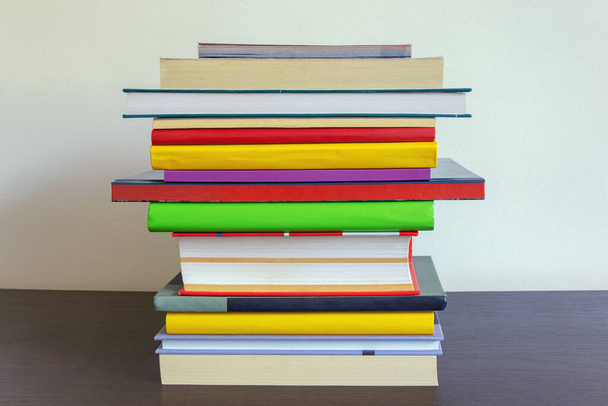 School concept. Stapel verschillende boeken op tafel. Kopieerruimte - Foto, afbeelding