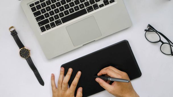 χέρι με γραφιστική συσκευή ψηφιακή εικόνα γραφικών υπολογιστή σε λευκό φόντο - Φωτογραφία, εικόνα