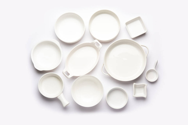 Коллекция пустых красочных керамических чаш. Группа посуды захвачены сверху, вид сверху, плоский лежал на белом фоне - Фото, изображение