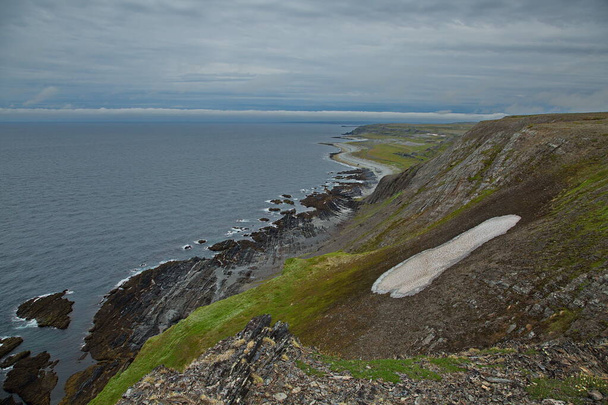 Opuszczone skaliste brzegi Morza Barentsa. - Zdjęcie, obraz