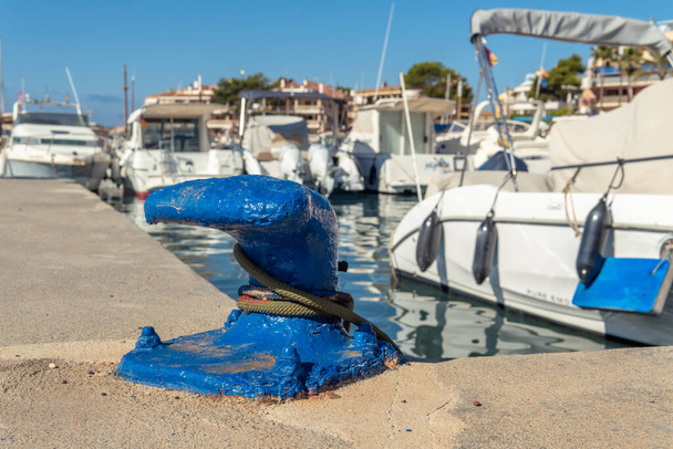 Zbliżenie niebieskiej łodzi cumowniczej z łodziami zacumowanymi w tle i nieostre. Wyspa Majorka, Hiszpania - Zdjęcie, obraz