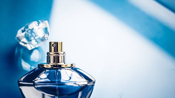 Erkek parfümü, parfüm şişesi, parfüm kokusu, tatil hediyesi olarak eau de parfüm, lüks parfüm. - Fotoğraf, Görsel