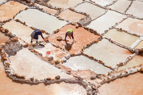 De zoutterrassen van Maras in Cusco, Peru. Heilige vallei Andes.Artisan extractie. - Foto, afbeelding