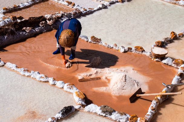 Sól tarasy Maras w Cusco, Peru. Święta Dolina Andes.Artisan wydobycia. - Zdjęcie, obraz