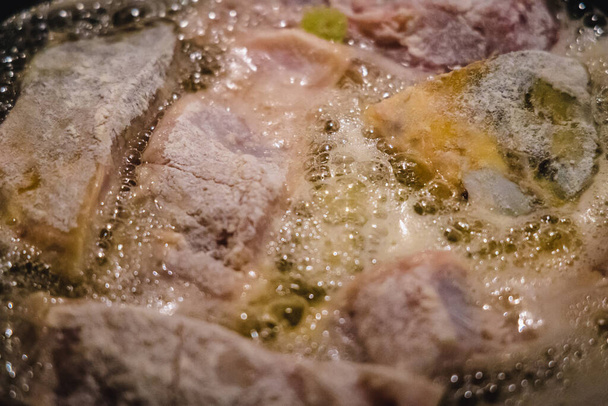 鯉は鍋で揚げています-ポーランドの伝統的なクリスマス料理 - 写真・画像