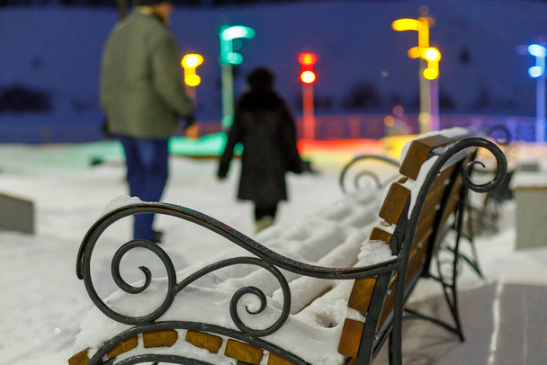 pessoas deixando o banco no inverno, fora de foco casal desfocado andando sob a neve - Foto, Imagem