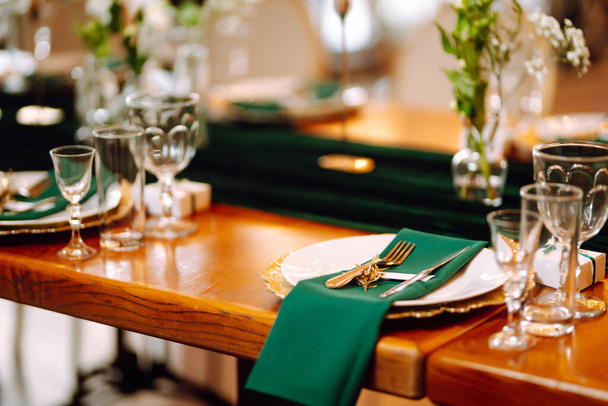 Wedding. Banquet. Beautiful table setting for a party, wedding reception or other festive event emerald colour. - 写真・画像