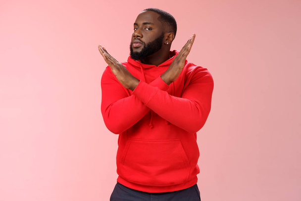Fejezd be! Portré komoly kinézetű afro-amerikai férfi asszisztens show kereszt gesztus mondani befejezni elutasító, elutasító ajánlatot soha nem fog megtenni, álló vonakodó rózsaszín háttér negatív válasz - Fotó, kép