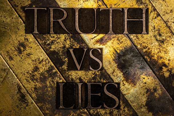 Totuus vs Lies tekstiä vintage kuvioitu grunge kupari ja kulta tausta - Valokuva, kuva