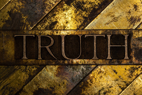 Texto de la verdad sobre fondo de cobre y oro grunge texturizado vintage - Foto, imagen