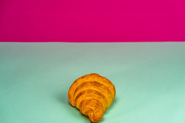 Detail des frischen Croissants isoliert, französisches Frühstückskonzept. - Foto, Bild