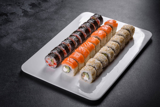 Japans sushi eten. Maki and rolls met tonijn, zalm, garnalen, krab en avocado - Foto, afbeelding