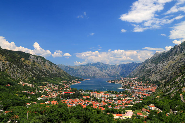 Karadağ 'da yaz aylarında yüksek dağlarla çevrili güzel Kotor Körfezi ve eski şehir Kotor' un tam manzarası - Fotoğraf, Görsel