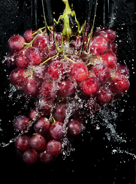 Grapes cluster in water splashes - Foto, afbeelding