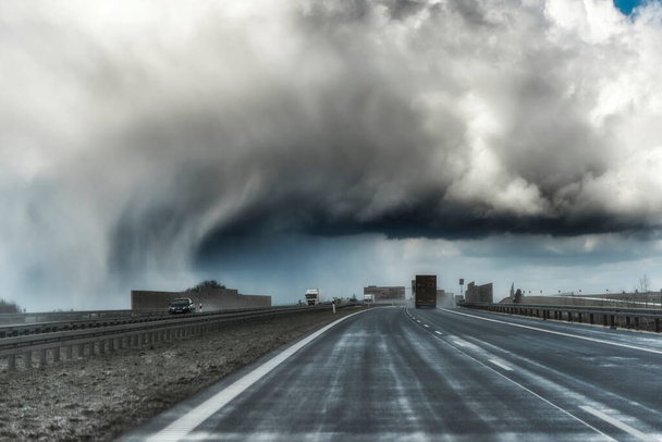 Drámai kilátás egy polcfelhőre egy autópályán, vízszintes felhő felett  - Fotó, kép