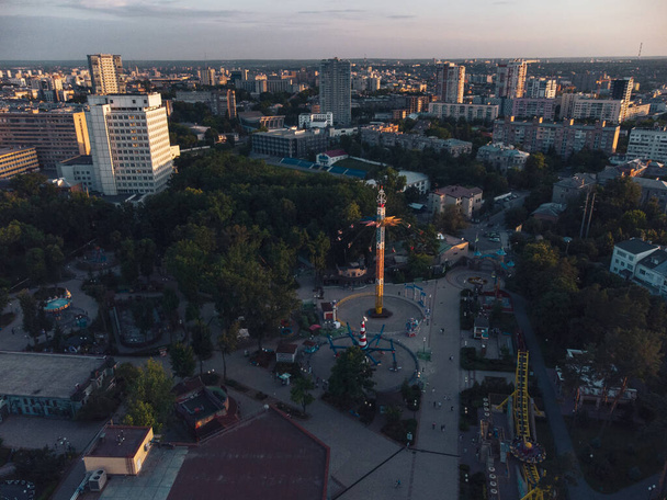 Attractions zone de loisirs dans la lumière du coucher du soleil. Vue aérienne du soir dans le centre-ville de Kharkiv Parc de Maxim Gorky - Photo, image