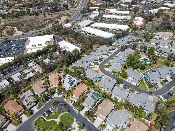 Vista aérea del suburbio con villa residencial en San Diego, California - Foto, Imagen