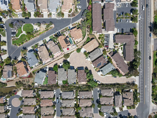 Vista aérea superior da área de subúrbio com villa residencial em San Diego, Califórnia - Foto, Imagem