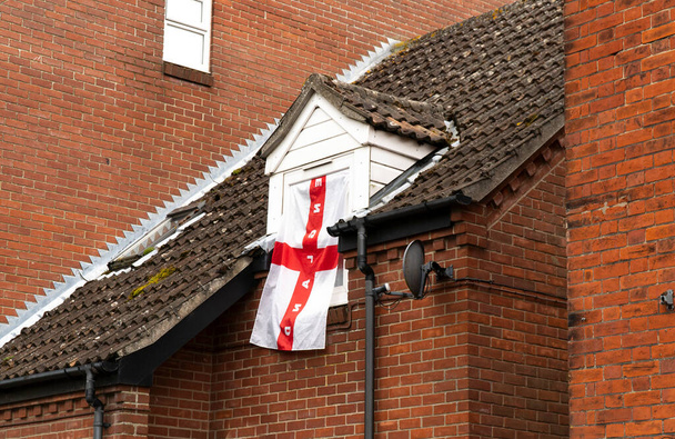 Bandera de fútbol de Inglaterra colgado hacia atrás al frente - Foto, imagen
