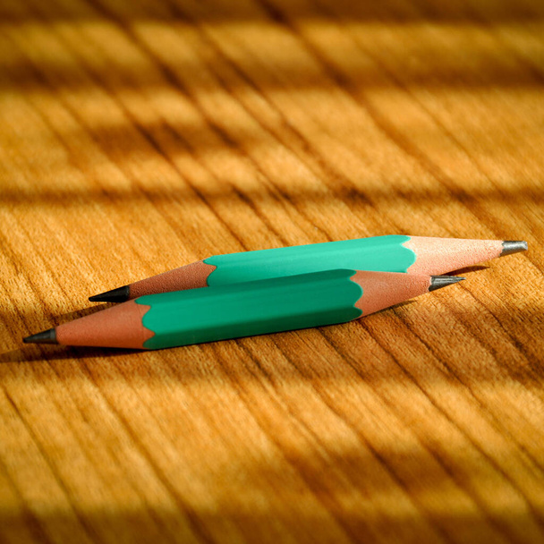 Zöld fa ceruzák nyitott ceruzahegyezővel fa háttér - Fotó, kép
