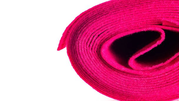 rollo de tela rosa brillante sobre un fondo blanco, vista lateral, primer plano, fondo, textura - Foto, imagen