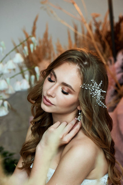 Portrait of a bride with beautiful tanned skin, professional makeup. Handmade hair decoration. - Zdjęcie, obraz